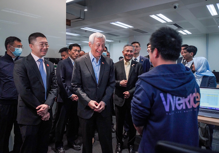 El Primer Ministro de Singapur, Lee Hsien Loong, prueba el autobús de conducción inteligente Xiaoyu de Yutong El Primer Ministro de Singapur, Lee Hsien Loong, prueba el autobús de conducción inteligente Xiaoyu de Yutong