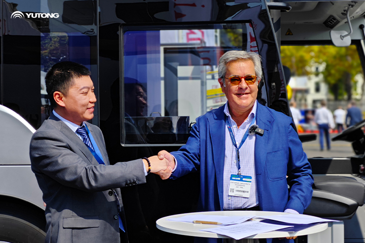 El futuro del transporte terrestre en los aeropuertos: Eléctrico vs. Combustible El futuro del transporte terrestre en los aeropuertos: Eléctrico vs. Combustible